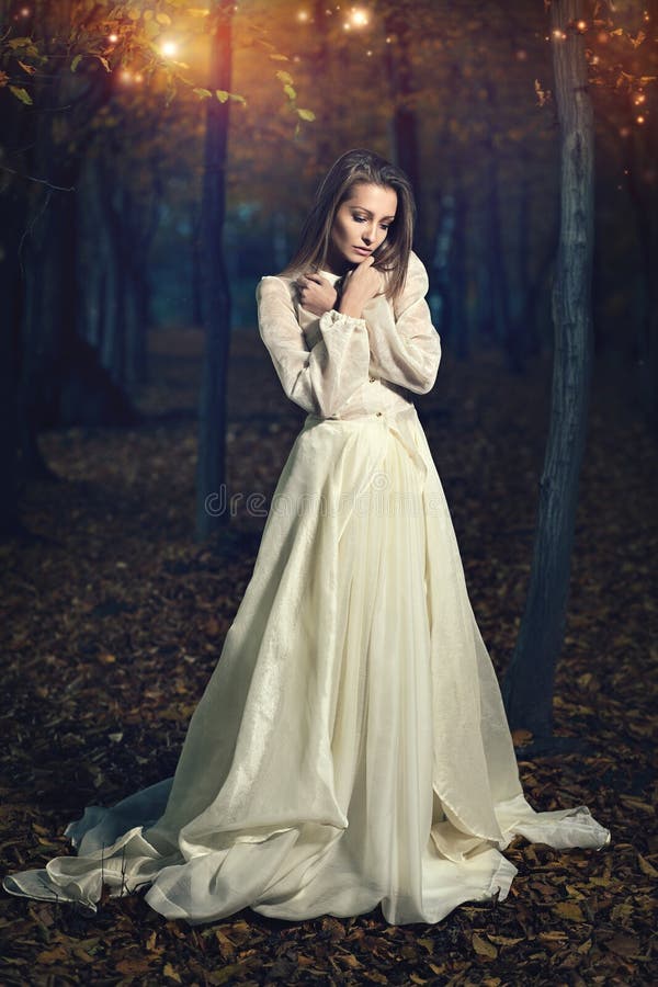 Schöner Victorian gekleidete Frau im feenhaften Wald lizenzfreie stockbilder Schöner Victorian gekleidete Frau im feenhaften Wald lizenzfreie stockbilder