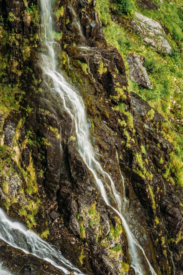 Schöner Wasserfall in Norwegen Erstaunlicher norwegischer Natur Landscap stockfotografie Schöner Wasserfall in Norwegen Erstaunlicher norwegischer Natur Landscap stockfotografie