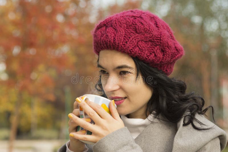 Schöner weiblicher trinkender Tee draußen lizenzfreies stockfoto Schöner weiblicher trinkender Tee draußen lizenzfreies stockfoto