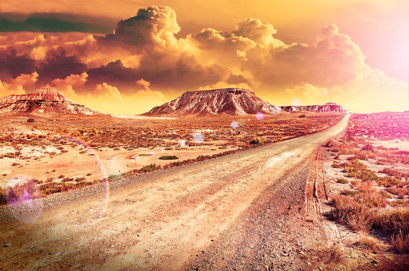 Schöner Wüstensonnenuntergang und Straßenlandschaft Sonnenuntergang szenisch stockbilder Schöner Wüstensonnenuntergang und Straßenlandschaft Sonnenuntergang szenisch stockbilder