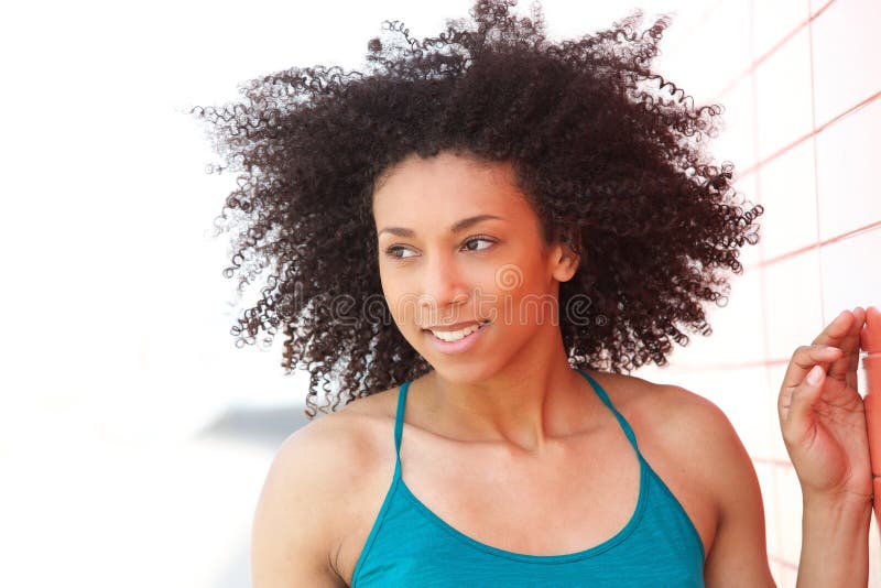Schönes Afroamerikanerfrauenlächeln lizenzfreie stockfotos Schönes Afroamerikanerfrauenlächeln lizenzfreie stockfotos