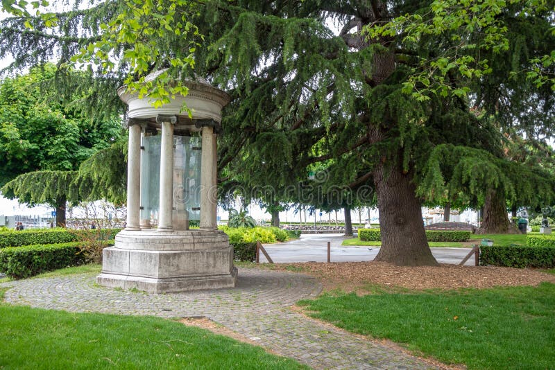 Schönes altes Steinmonument mit großem üppigem grünem Park des Baums öffentlich, Lausanne lizenzfreies stockbild Schönes altes Steinmonument mit großem üppigem grünem Park des Baums öffentlich, Lausanne lizenzfreies stockbild
