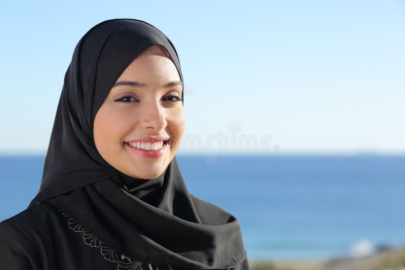 Schönes arabisches saudisches Frauengesicht, das auf dem Strand aufwirft