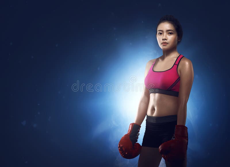 Schönes asiatisches Frauenboxerporträt lizenzfreie stockbilder Schönes asiatisches Frauenboxerporträt lizenzfreie stockbilder