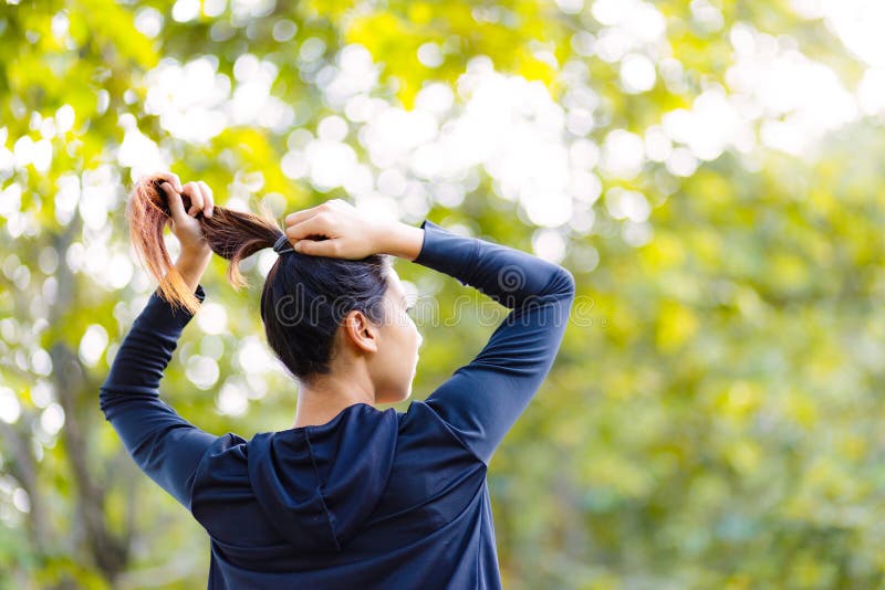 Schönes asiatisches Frauenbündel Haar ner großen Baums lizenzfreies stockfoto Schönes asiatisches Frauenbündel Haar ner großen Baums lizenzfreies stockfoto
