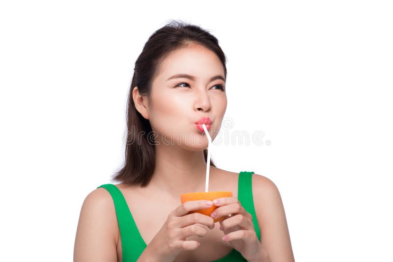 Schönes asiatisches Mädchen mit dem Saft, lokalisiert auf Weiß lizenzfreie stockfotos Schönes asiatisches Mädchen mit dem Saft, lokalisiert auf Weiß lizenzfreie stockfotos
