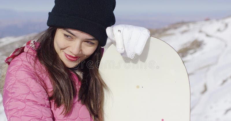 Schönes asiatisches Mädchen mit Snowboard