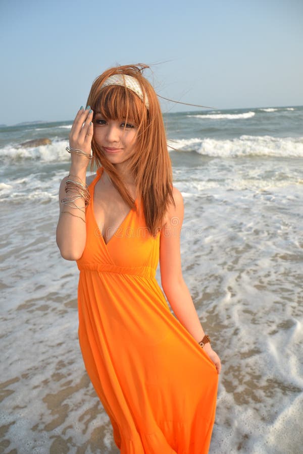 Schönes asiatisches Mädchen am Strand stockfoto