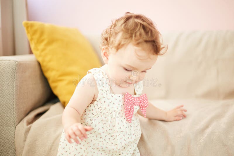 Schönes Baby, das im Raum spielt lizenzfreies stockfoto