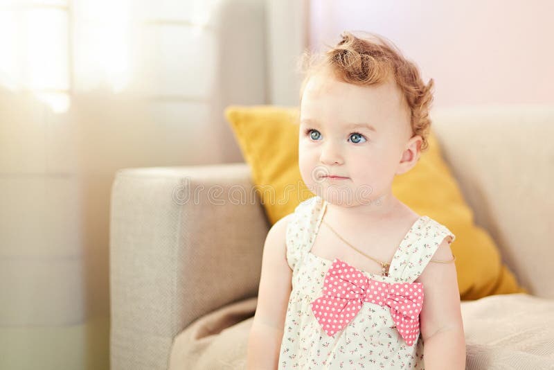 Schönes Baby, das im Raum spielt lizenzfreie stockfotografie