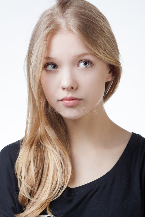 Schönes blondes jugendlich Mädchenporträt