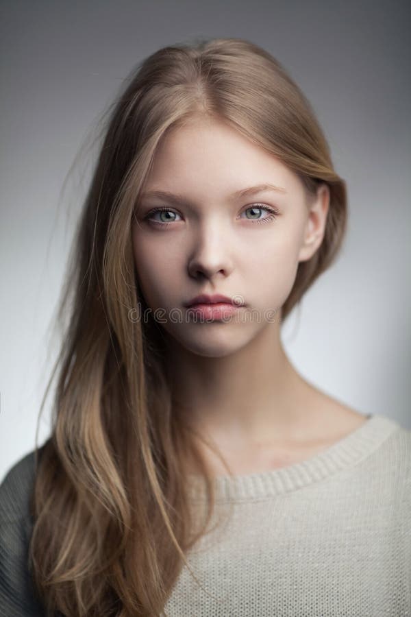Schönes blondes jugendlich Mädchenporträt lizenzfreie stockfotos