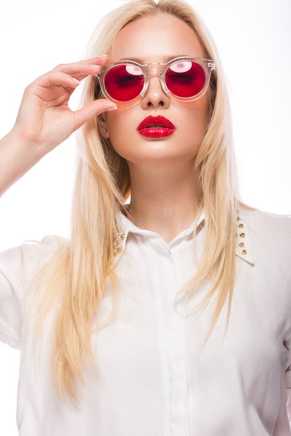 Schönes blondes Mädchen in den rosa Gläsern und im Hemd Schönes lächelndes Mädchen Getrennt auf weißem Hintergrund lizenzfreie stockbilder Schönes blondes Mädchen in den rosa Gläsern und im Hemd Schönes lächelndes Mädchen Getrennt auf weißem Hintergrund lizenzfreie stockbilder