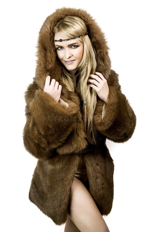 Schönes blondes Mädchen im Pelz mit Haube stockfotografie Schönes blondes Mädchen im Pelz mit Haube stockfotografie
