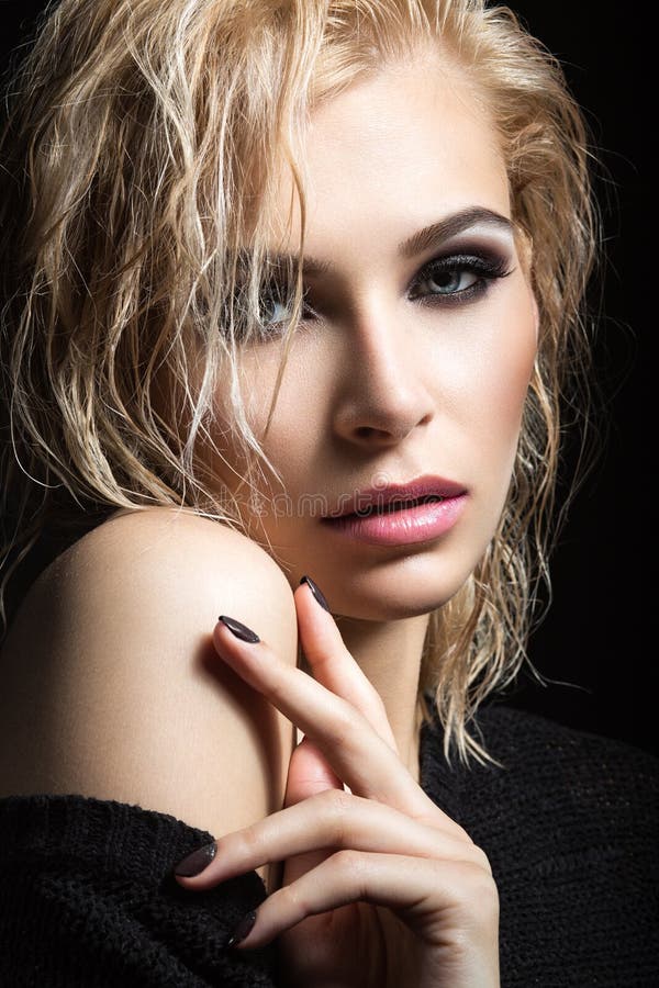 Schönes blondes Mädchen mit dem nassen Haar, dunklem Make-up und den blassen Lippen Schönes lächelndes Mädchen stockfotos