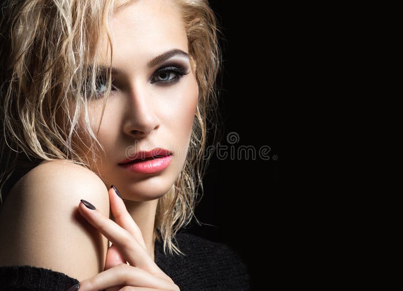Schönes blondes Mädchen mit dem nassen Haar, dunklem Make-up und den blassen Lippen Schönes lächelndes Mädchen stockbilder