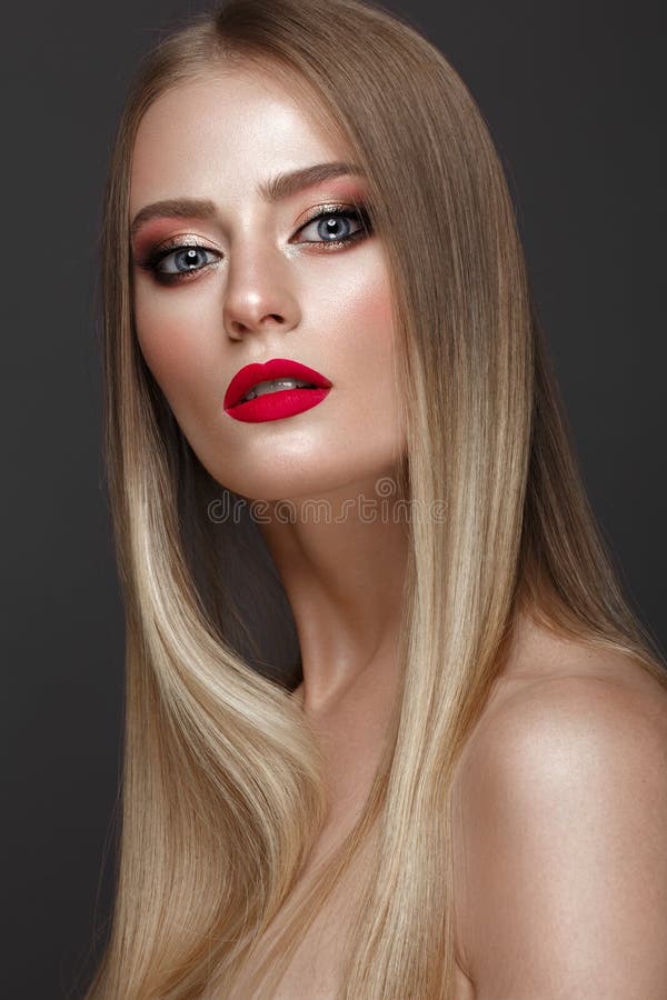 Schönes blondes Mädchen mit einem tadellos glatten Haar, einem klassischen Make-up und roten Lippen Schönes lächelndes Mädchen lizenzfreie stockfotos Schönes blondes Mädchen mit einem tadellos glatten Haar, einem klassischen Make-up und roten Lippen Schönes lächelndes Mädchen lizenzfreie stockfotos