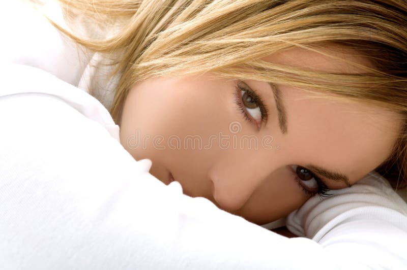 Schönes blondes Mädchenportrait lizenzfreies stockbild Schönes blondes Mädchenportrait lizenzfreies stockbild