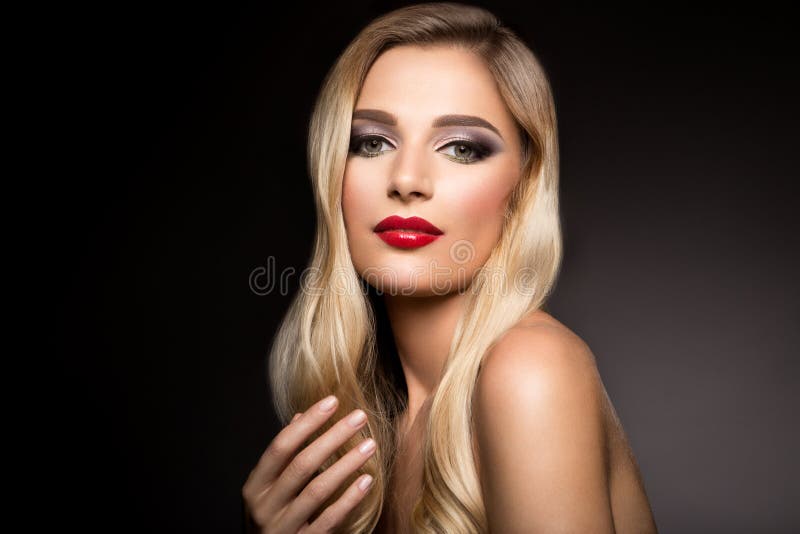 Schönes blondes vorbildliches Mädchen mit dem langen gelockten Haar Gewellte Locken der Frisur Rote Lippen lizenzfreie stockfotografie Schönes blondes vorbildliches Mädchen mit dem langen gelockten Haar Gewellte Locken der Frisur Rote Lippen lizenzfreie stockfotografie