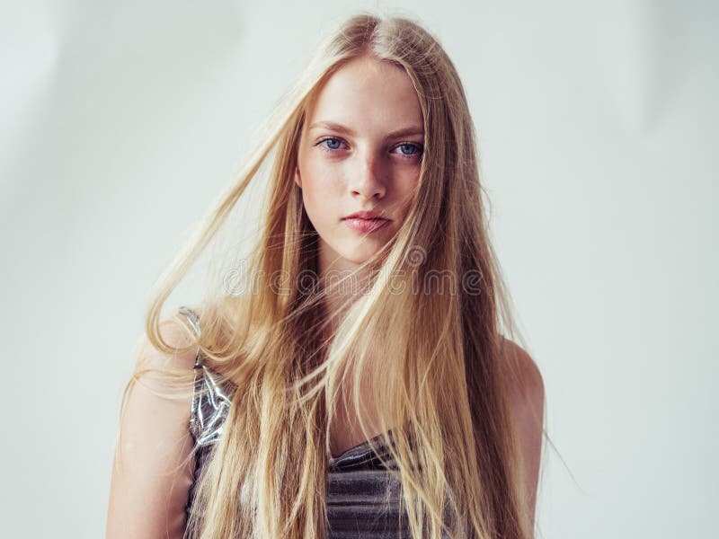 Schönes Blondinemädchen mit dem langen blonden Haar glatt und Galan lizenzfreie stockfotos Schönes Blondinemädchen mit dem langen blonden Haar glatt und Galan lizenzfreie stockfotos