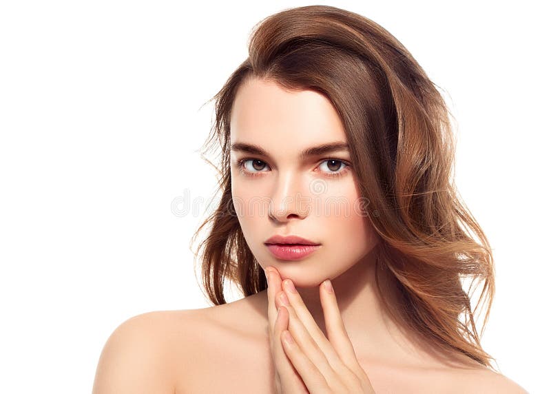 Schönes Brunette-Frauen-Porträt mit dem gesunden Haar Klares frisches