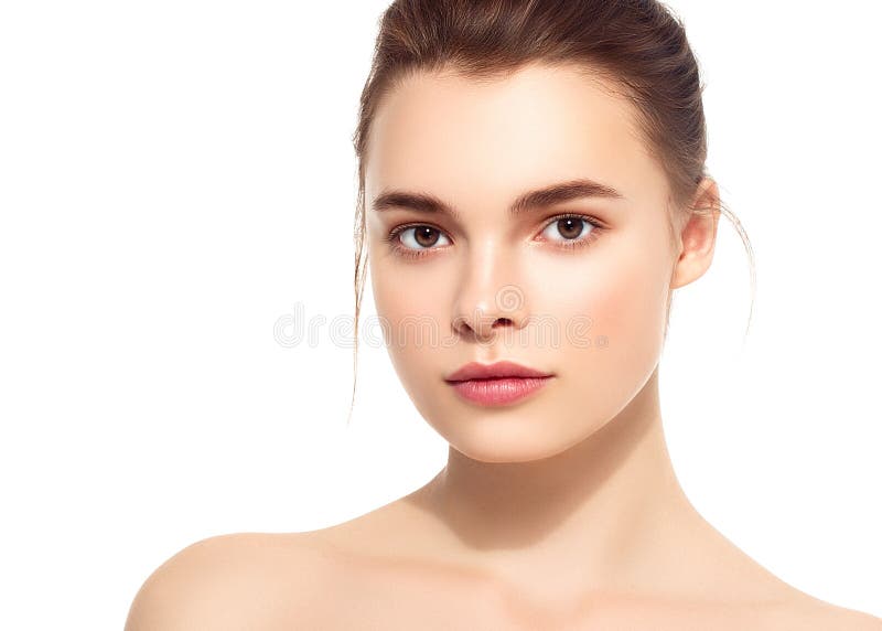 Schönes Brunette-Frauen-Porträt mit dem gesunden Haar Klares frisches