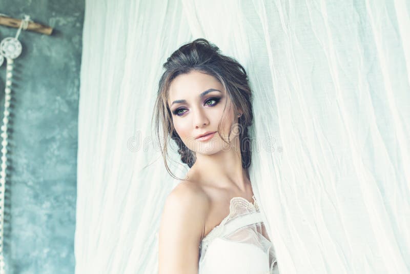 Schönes Brunette-Frauen-Verlobtes mit Hochzeits-Frisur stockbilder Schönes Brunette-Frauen-Verlobtes mit Hochzeits-Frisur stockbilder