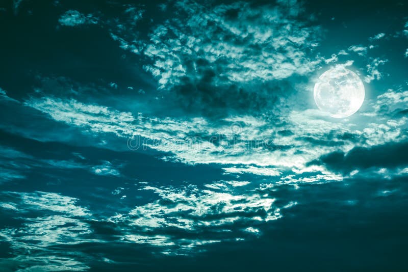 Schönes cloudscape des nächtlichen Himmels mit dunklem bewölktem Einige Wolken überschatten den Vollmond Ruhenaturhintergrund in stockfoto Schönes cloudscape des nächtlichen Himmels mit dunklem bewölktem Einige Wolken überschatten den Vollmond Ruhenaturhintergrund in stockfoto