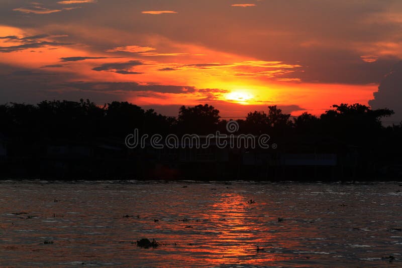 Schönes drastisches der Dämmerung im Sonnenuntergang auf Fluss in Thailand stockfoto Schönes drastisches der Dämmerung im Sonnenuntergang auf Fluss in Thailand stockfoto