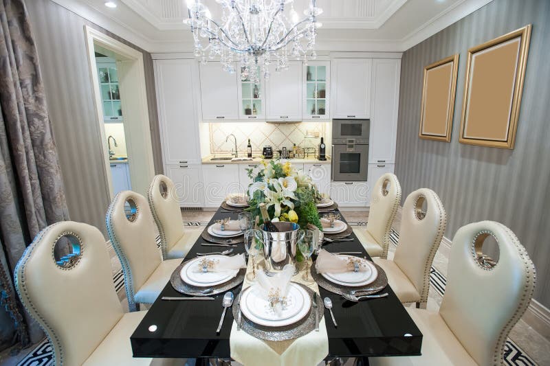 Schönes Esszimmer In Einer Villa Stockbild - Bild von schönheit