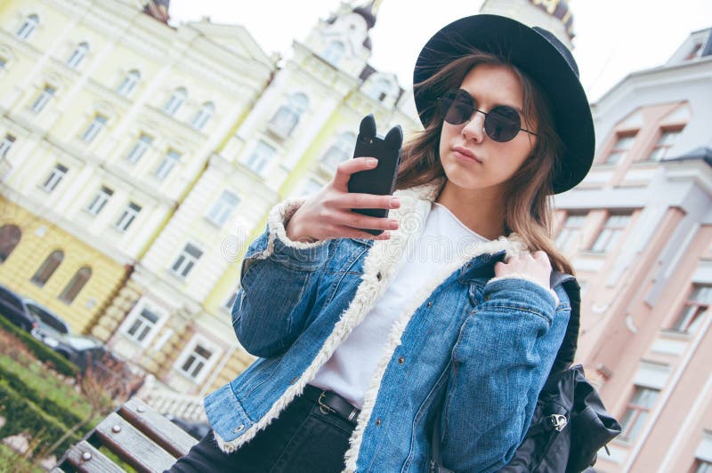 Schönes europäisches Mädchen macht ein selfie auf dem Hintergrund der Stadt stockfotografie Schönes europäisches Mädchen macht ein selfie auf dem Hintergrund der Stadt stockfotografie