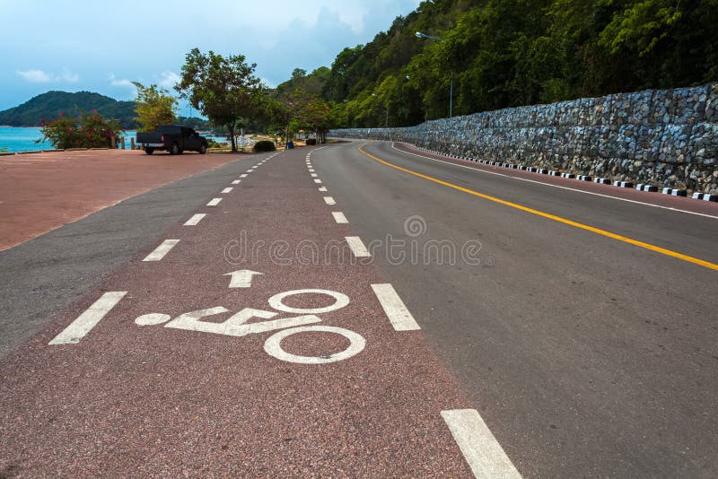 Schönes Fahrrad Verkehrsschild in die Kurvenstraße nahe dem Ozean an nern nang phaya Standpunkt. chanthaburi Provinz Thailand