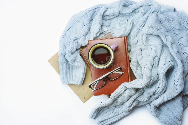 Schönes flatlay mit gemütlicher Strickjacke, Tasse Tee, Büchern und anderem Zubehör lizenzfreie stockfotos