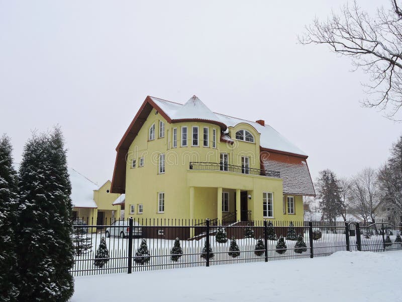 Schönes gelbes Haus und Anlagen, Litauen lizenzfreie stockbilder Schönes gelbes Haus und Anlagen, Litauen lizenzfreie stockbilder