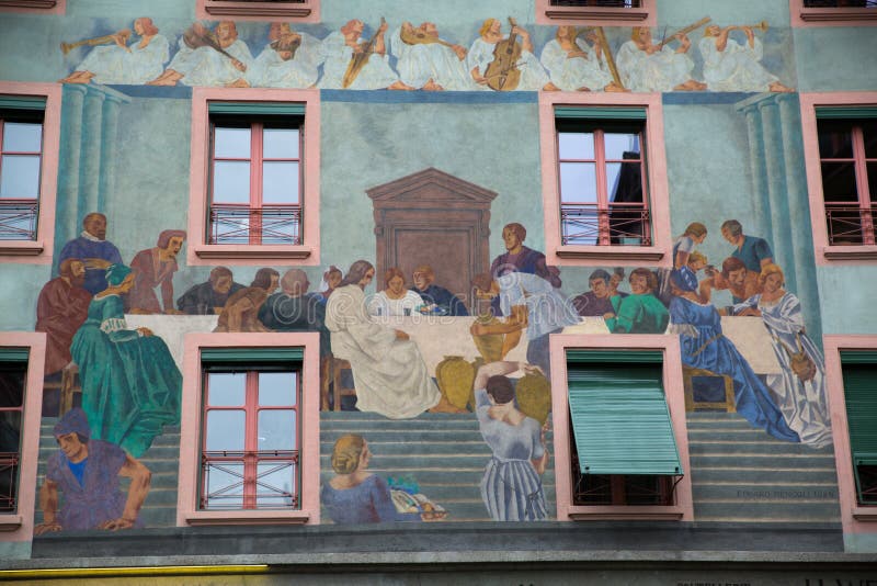 Schönes gemaltes facede in der Luzerne, die Schweiz lizenzfreie stockfotografie Schönes gemaltes facede in der Luzerne, die Schweiz lizenzfreie stockfotografie