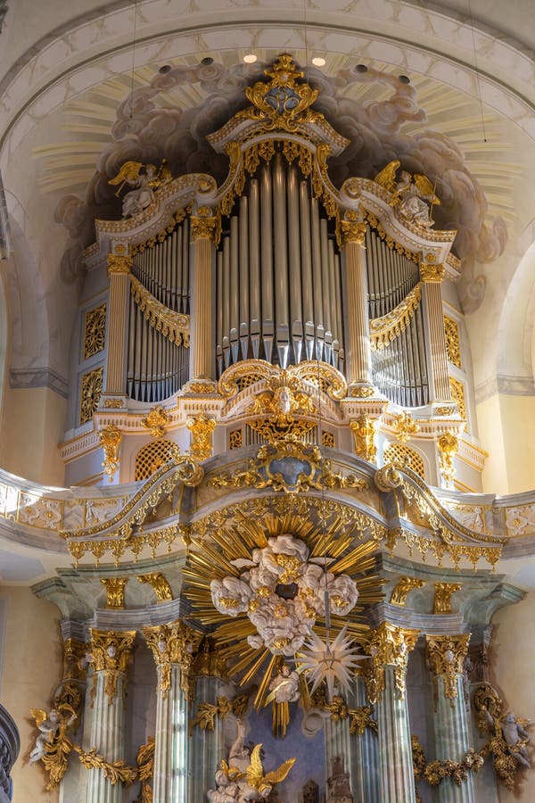 Schönes geschnitztes vergoldetes Organ in der Frauenkirche-Kirche in Dresden, Deutschland stockbilder Schönes geschnitztes vergoldetes Organ in der Frauenkirche-Kirche in Dresden, Deutschland stockbilder