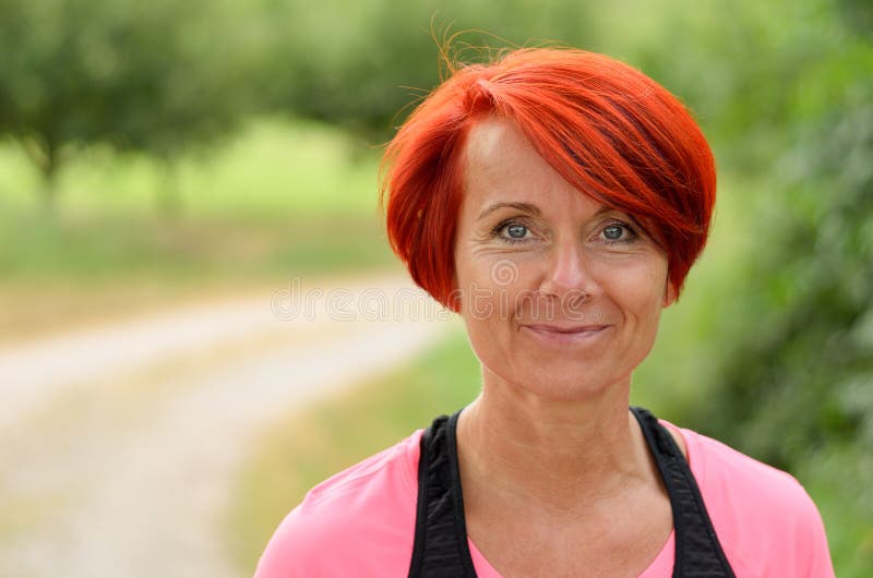 Schönes glückliches Frauenlächeln von mittlerem Alter lizenzfreie stockbilder Schönes glückliches Frauenlächeln von mittlerem Alter lizenzfreie stockbilder