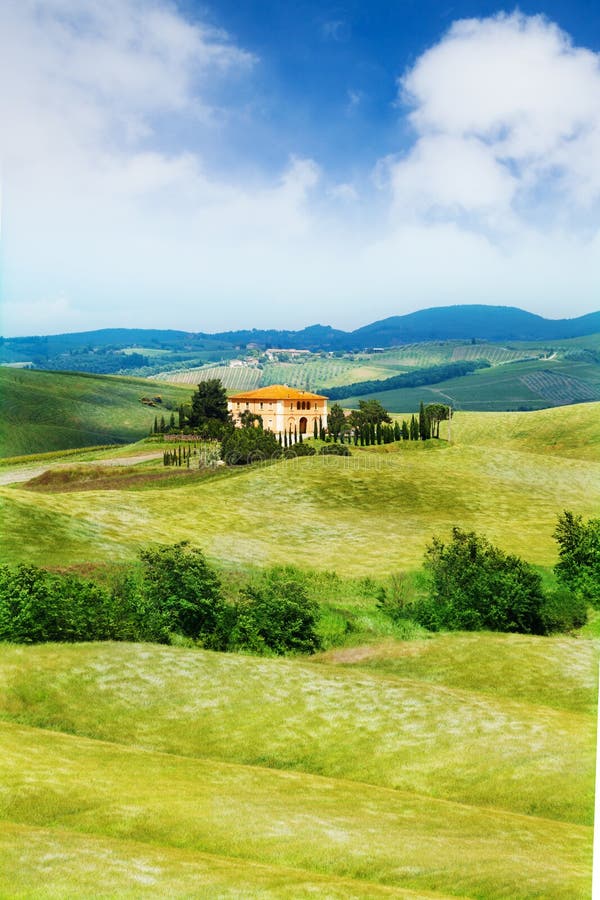 Schönes Haus in Toskana-Landschaft, Italien lizenzfreie stockbilder Schönes Haus in Toskana-Landschaft, Italien lizenzfreie stockbilder