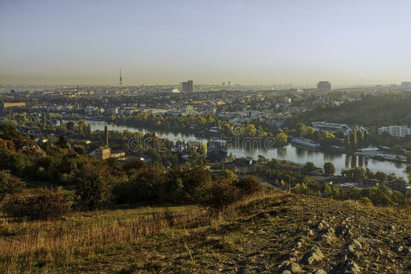 Schönes HDR-Landschaftspanorama von Prag genommen von Zvahov-Hügel lizenzfreies stockbild Schönes HDR-Landschaftspanorama von Prag genommen von Zvahov-Hügel lizenzfreies stockbild
