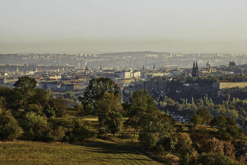 Schönes HDR-Landschaftspanorama von Prag mit vysehrad Schloss eingenommen von Zvahov-Hügel lizenzfreie stockfotografie Schönes HDR-Landschaftspanorama von Prag mit vysehrad Schloss eingenommen von Zvahov-Hügel lizenzfreie stockfotografie