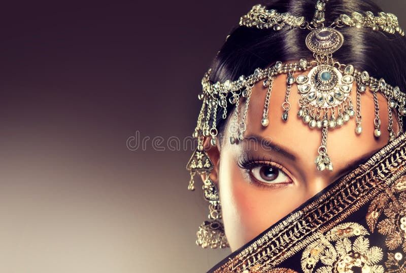 Schönes indisches Frauenporträt mit Schmuck stockbilder Schönes indisches Frauenporträt mit Schmuck stockbilder