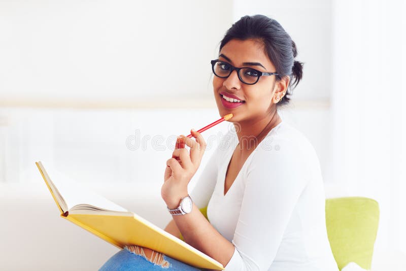 Schönes junges indisches Mädchen, Student mit dem Buch, studierend lizenzfreie stockfotografie