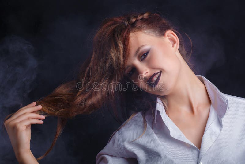 Schönes junges Mädchen mit kreativem, dunklem Make-up lizenzfreie stockfotografie