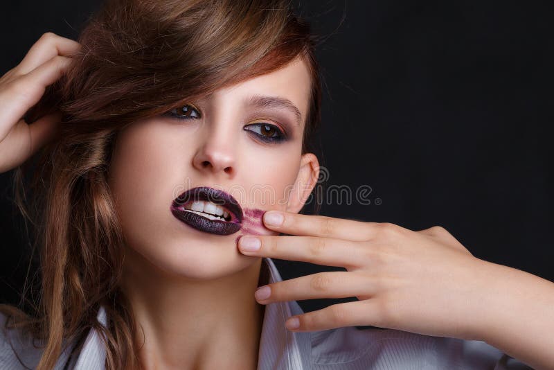 Schönes junges Mädchen mit kreativem, dunklem Make-up lizenzfreie stockbilder