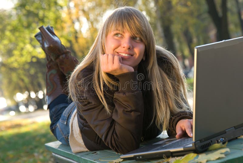 Schönes junges Mädchen mit Laptop stockbilder Schönes junges Mädchen mit Laptop stockbilder