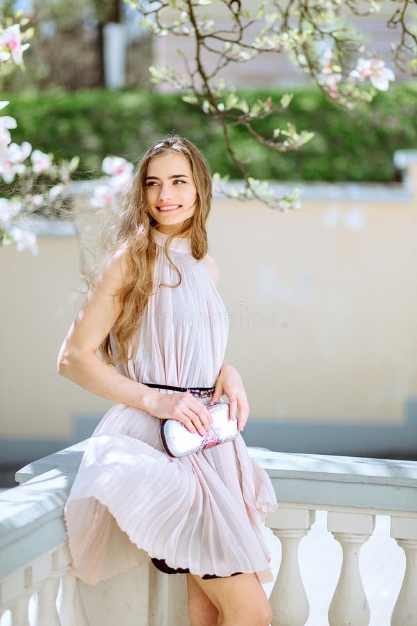 Schönes junges Mädchen steht unter den blühenden Bäumen Weiße Blumen Frühlings-Mädchen mit ihrem Haar in einem beige Kleid stockbild Schönes junges Mädchen steht unter den blühenden Bäumen Weiße Blumen Frühlings-Mädchen mit ihrem Haar in einem beige Kleid stockbild