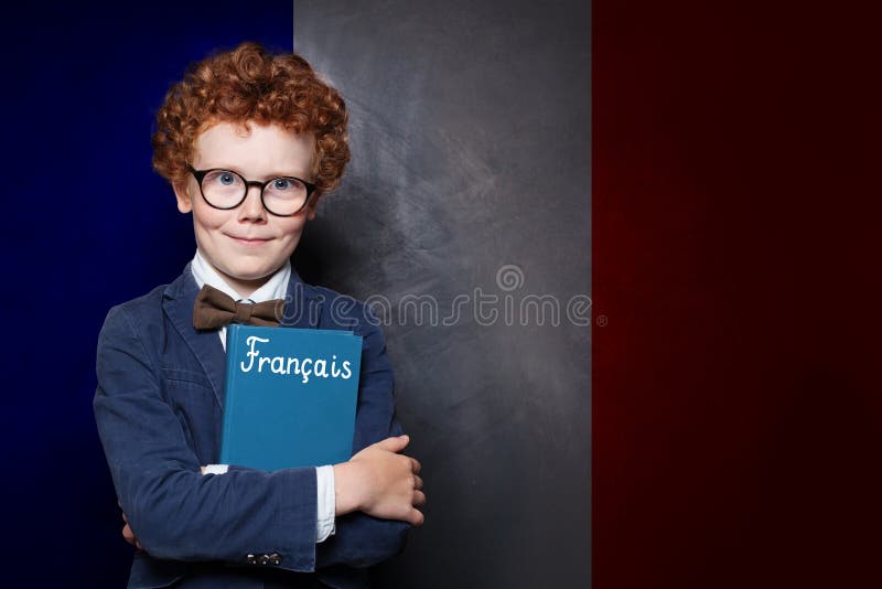 Schönes Kinderbuch mit der Aufschrift Francais in Frankreich vor französischem Hintergrund. stockbild