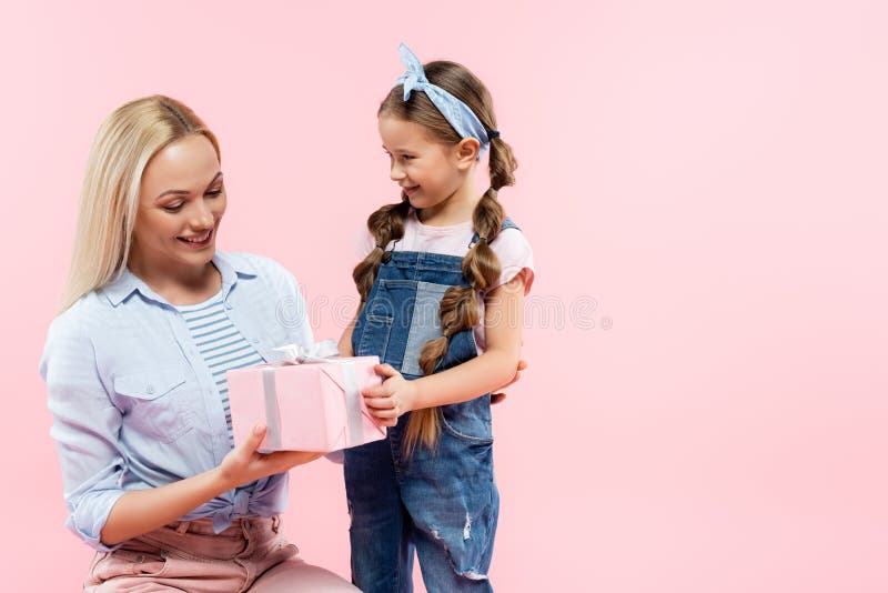 Schönes Kindergeben Serviceprozessor-Technologien zu glücklich lizenzfreies stockfoto