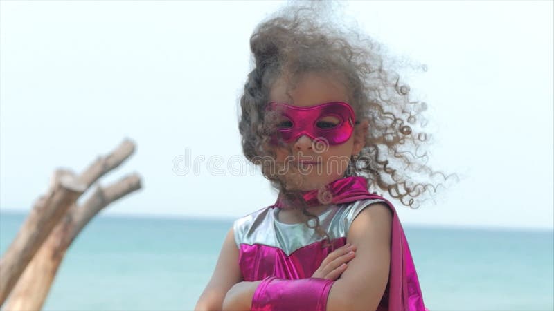 Schönes kleines Mädchen im Superheldkostüm, schließen herauf Porträtkind in der Maske des Helden stock footage