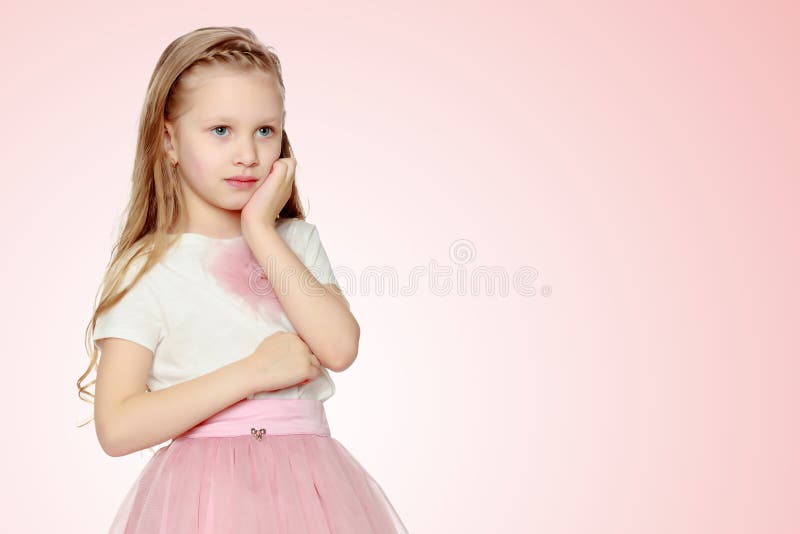 Schönes kleines Mädchen 5-6 Jahre lizenzfreie stockfotos Schönes kleines Mädchen 5-6 Jahre lizenzfreie stockfotos